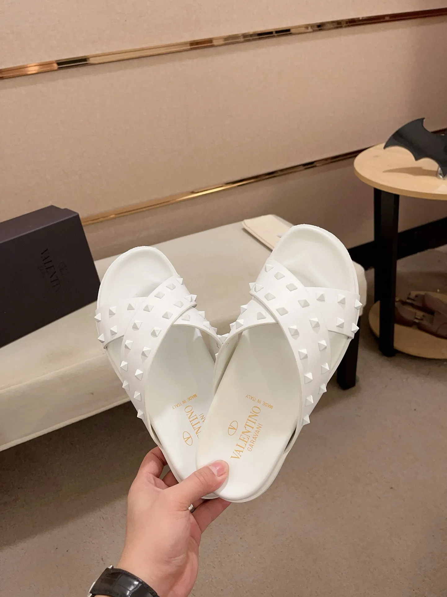 Men's shoes💰: 440💰[Valentino] New men's boutique slippers, counter quality, classic plaid, the actual workmanship is quite complex🔰The uppers are made of imported fabrics➕🐑Sheepskin lining, which tests the craftsman's craftsmanship➕original PU outsole. Size: 38-44 (45 can be customized, non-refundable)